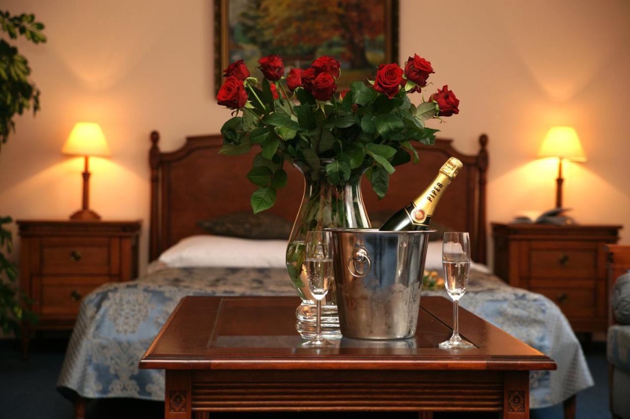 Hotel Nowy Dwor W Zaczerniu Rzeszów Extérieur photo
