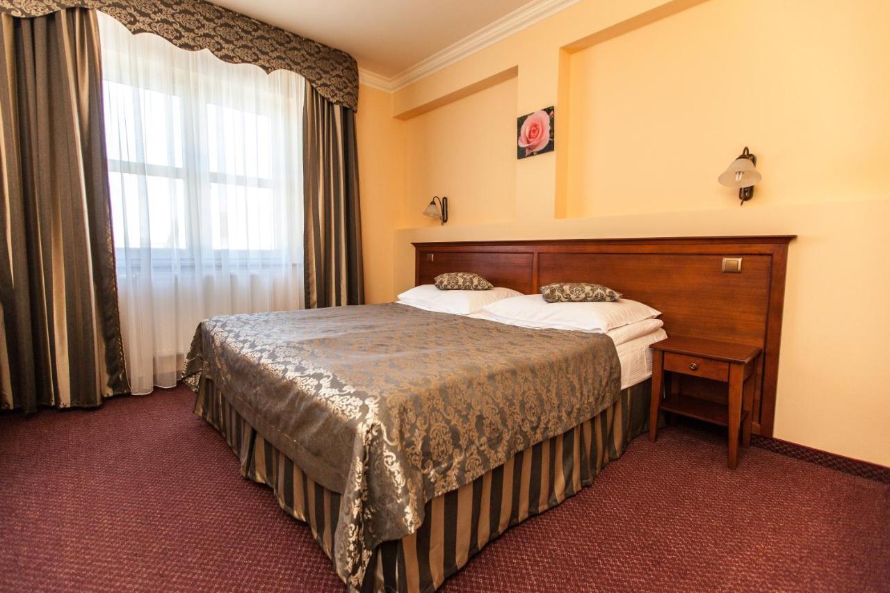 Hotel Nowy Dwor W Zaczerniu Rzeszów Extérieur photo