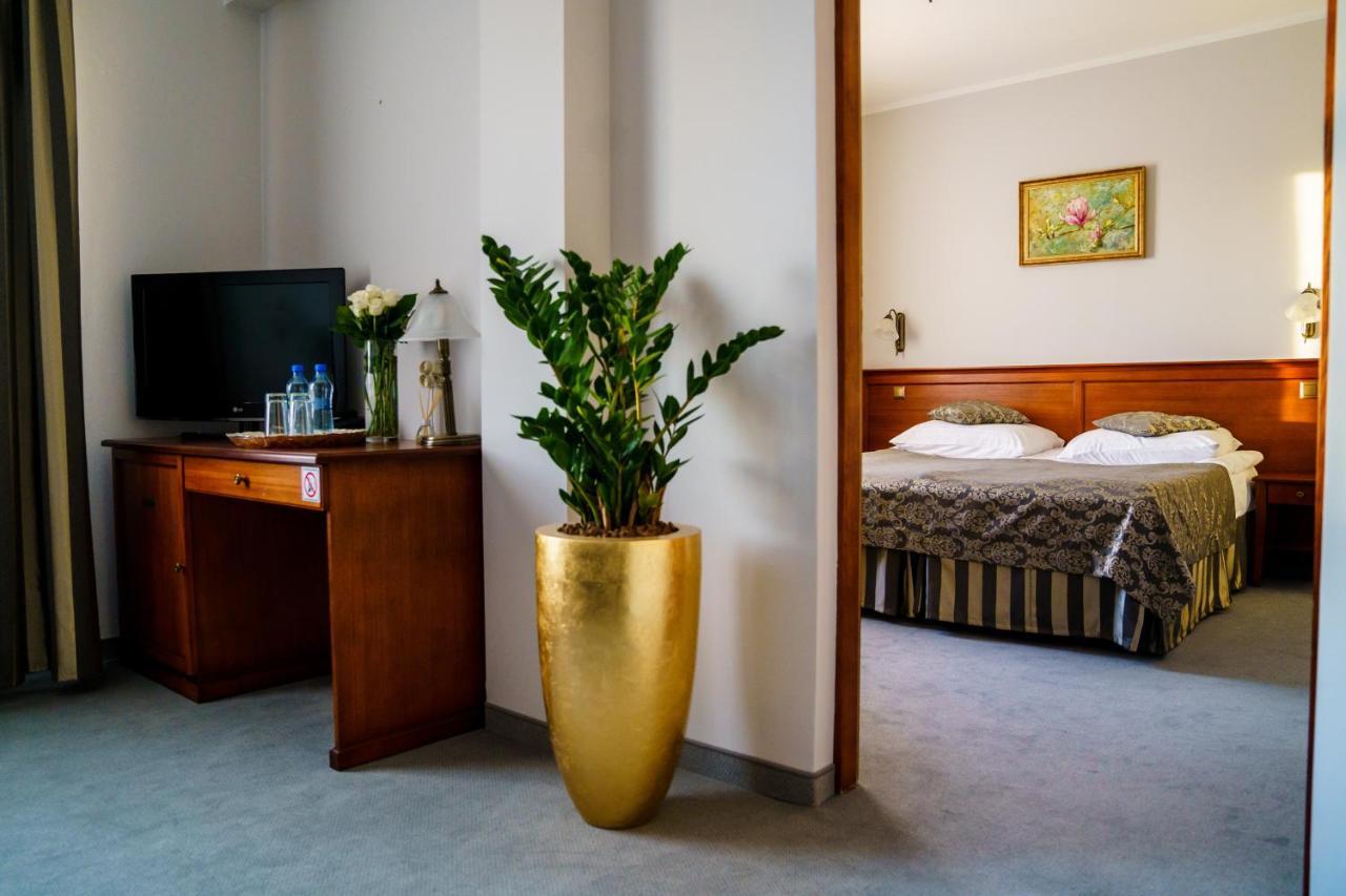 Hotel Nowy Dwor W Zaczerniu Rzeszów Extérieur photo